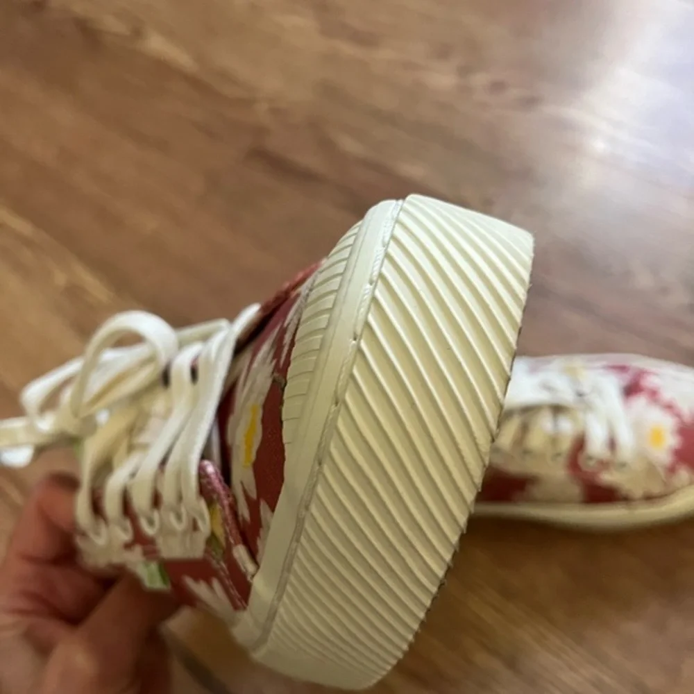 Cariuma love floral